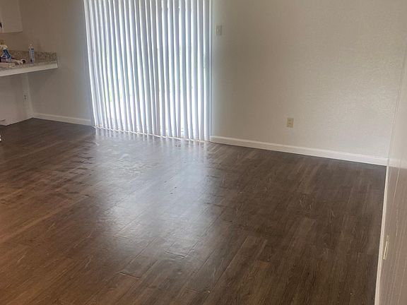 5th image of 135 SE Gardens Blvd