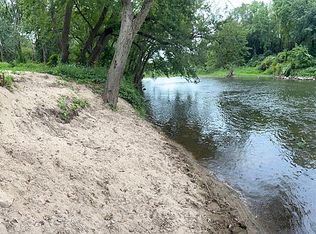 429 S Madison St, Manchester, IA 52057