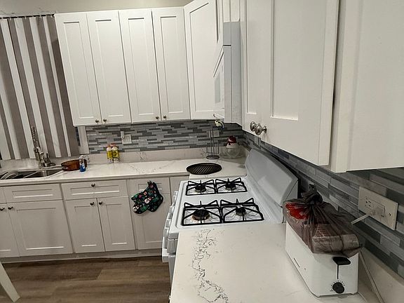 5th image of 528 E 46th Pl