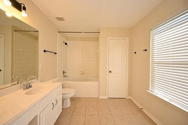 9403 Coatsworth Dr — Photo 17