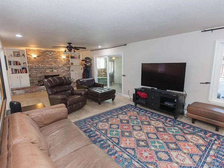 1022 E Menlo Ave — Photo 6