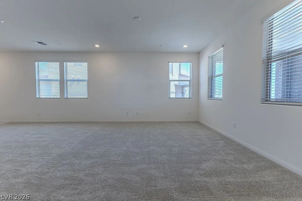 4 bed, 2.5 bath, 1947 sqft, $2,700 — Photo 2