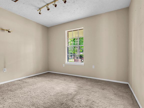 5th image of 168 Greenleaf Ln