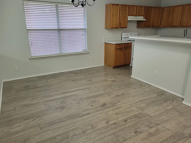2450 Meadowgate Ln — Photo 4