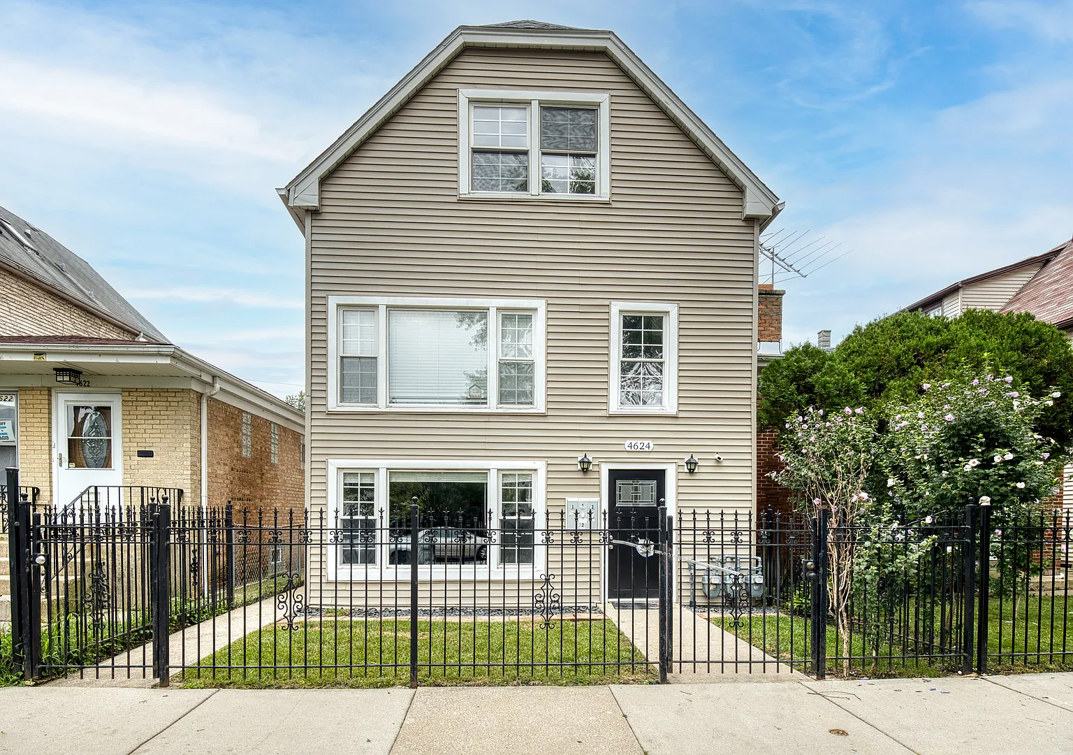 3 bed, 1000 sqft, $2,300 — Photo 1