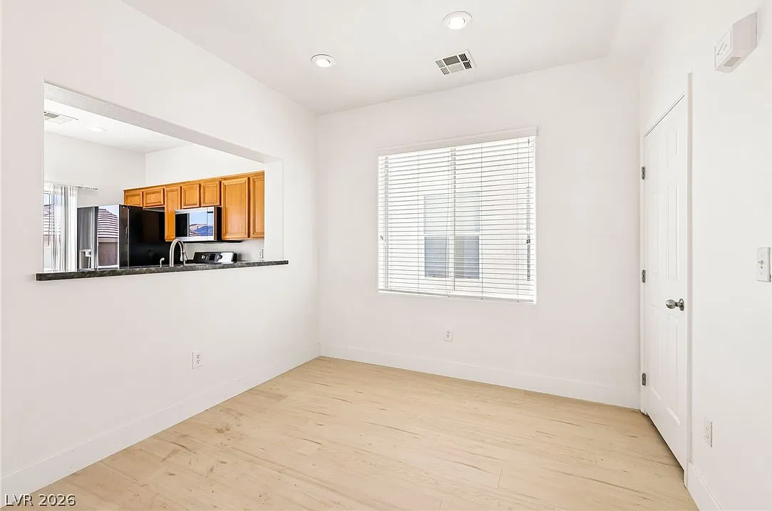 3 bed, 3.0 bath, 1693 sqft, $2,300 — Photo 4