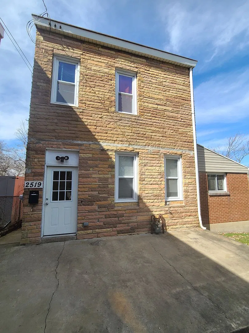 5bed/2bath House W/ Huge Front Yard And Deck! — Photo 1