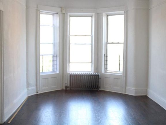 5th image of 136 E 31st St
