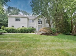 10 Golf Course Dr, Montebello, NY 10901