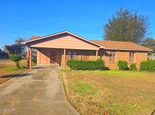 206 Hoover St, Belzoni, MS 39038