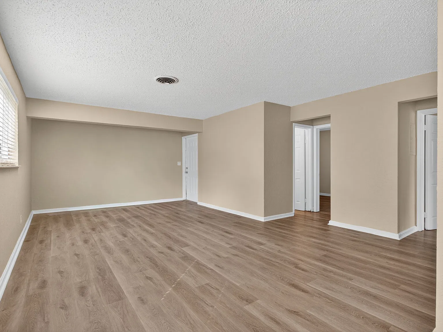 3 bed, 980 sqft, $2,200 — Photo 2