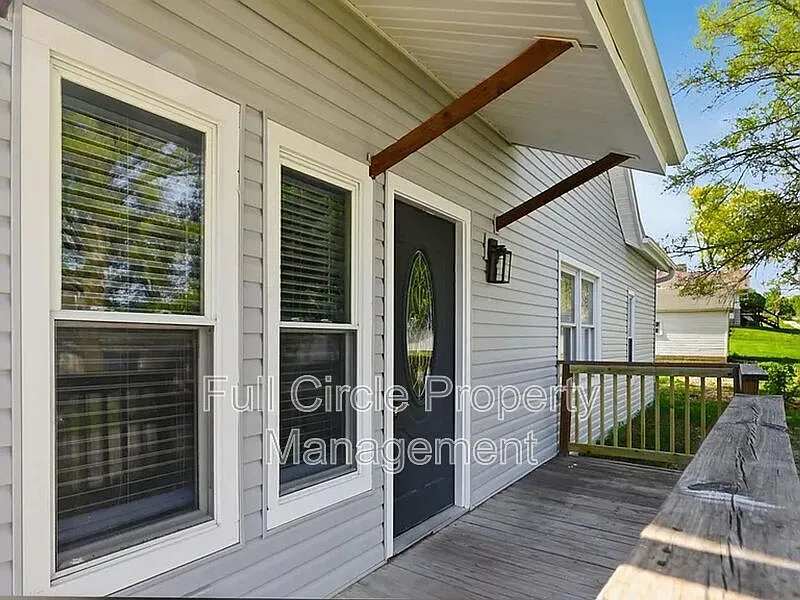 2 bed, 1.0 bath, 1083 sqft, $1,100 — Photo 2