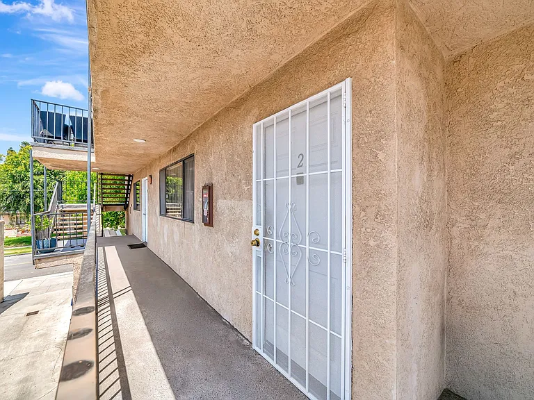 1614 E Chevy Chase Dr — Photo 3
