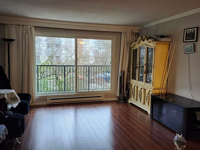1050 Howie Ave — Photo 8