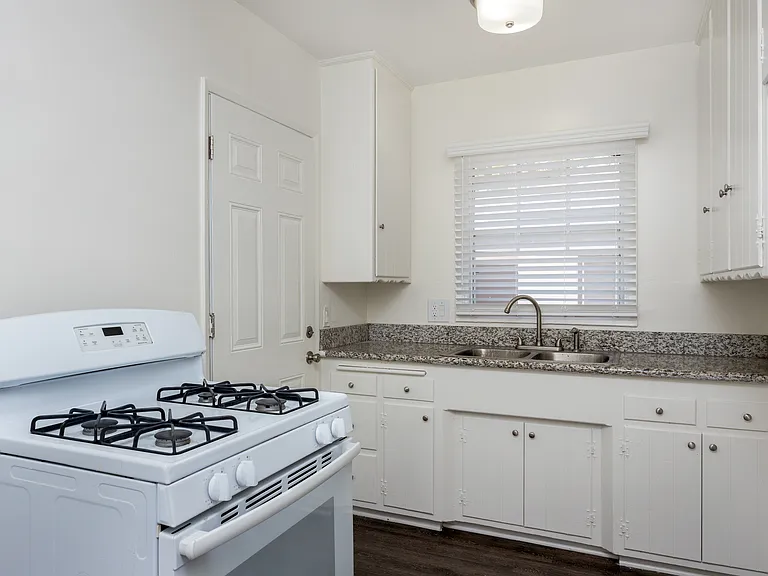 Verdugo Plaza Apartments — Photo 23