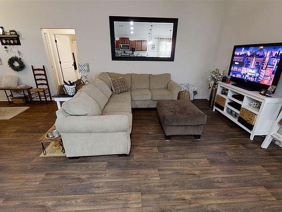 4th image of 5561 Peach Dr
