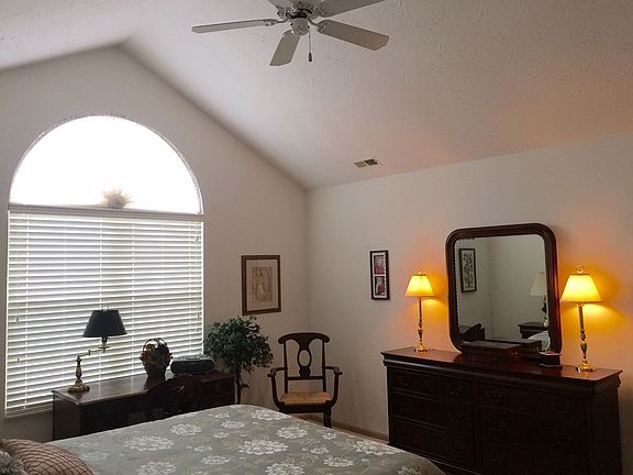 4th image of 684 Hampton Woods Dr