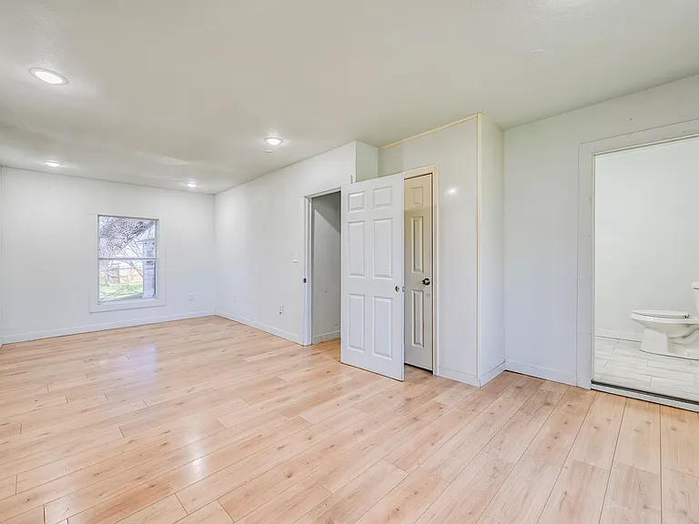 1131 W Johnson St — Photo 12