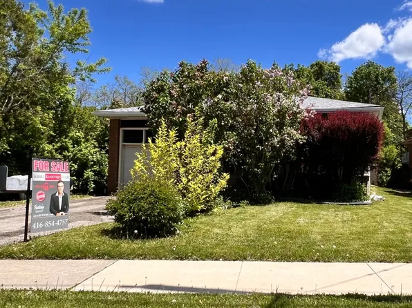 73 Hove St, Toronto, ON M3H 4Z2