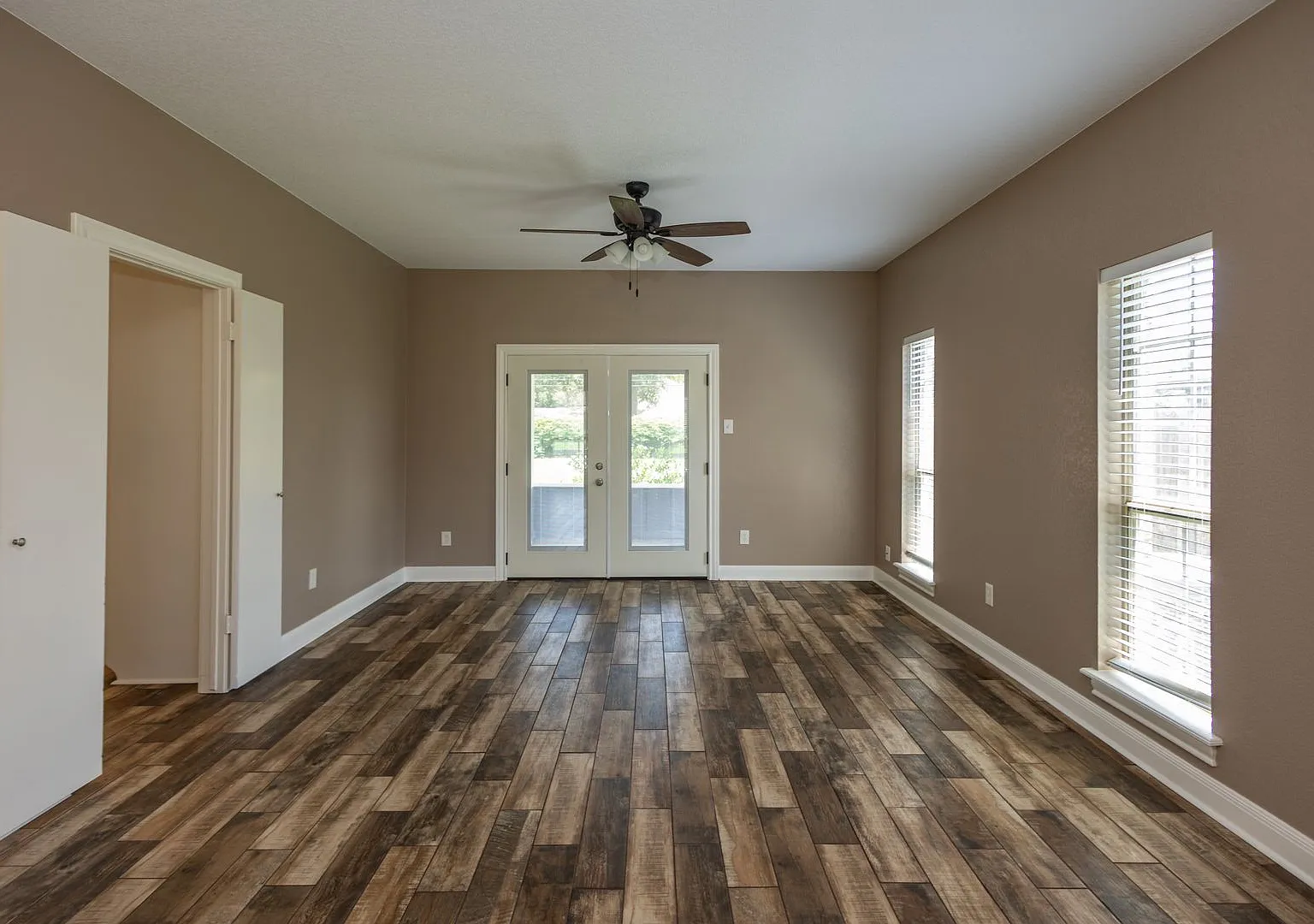 Spacious 6-Bedroom Beaumont Home with 3 Baths & 2-Car Garage — Photo 3