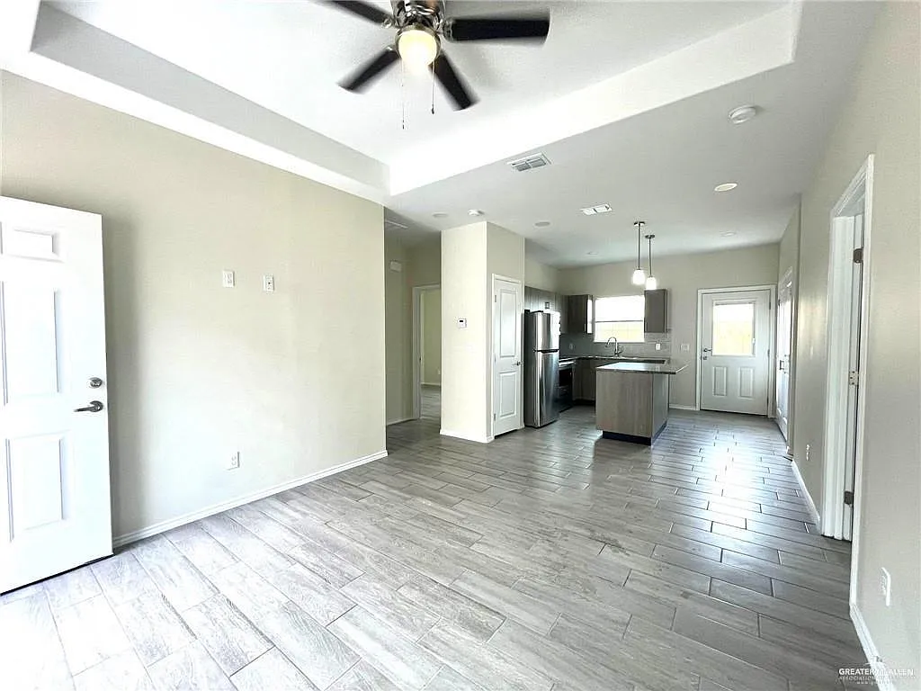 3 bed, 2.0 bath, 1050 sqft, $1,200 — Photo 4