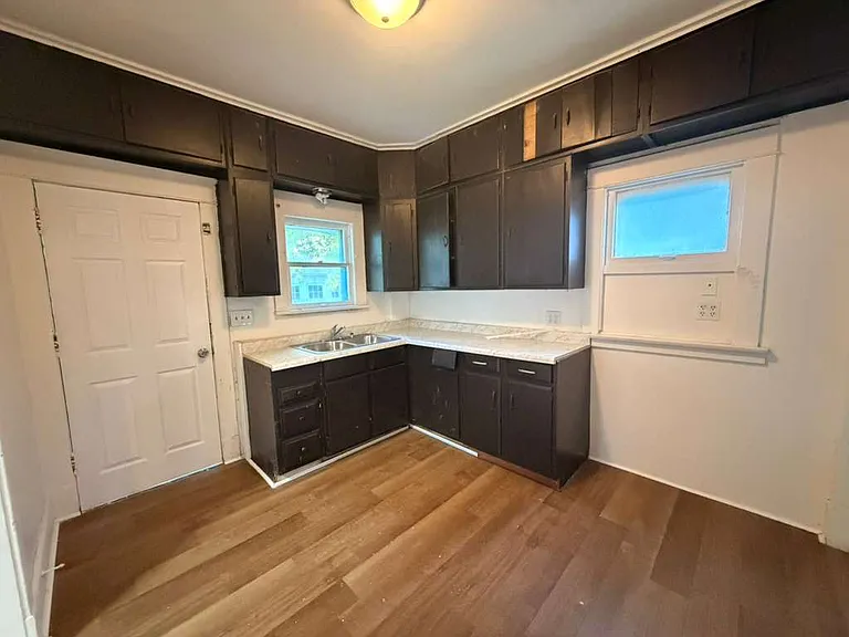 238 E Pearl St — Photo 13