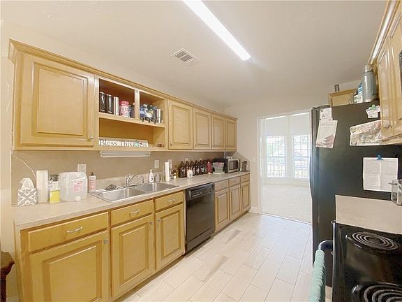 3rd image of 100 Redwood Dr
