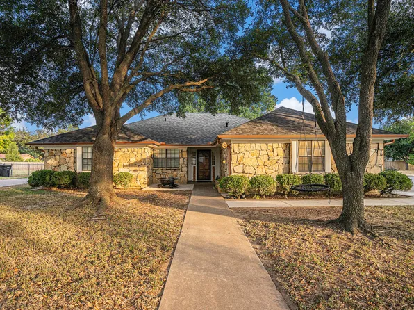 1219 Surry Place Dr, Cleburne, TX 76033