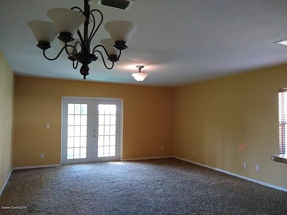 4th image of 827 Poinsetta Dr