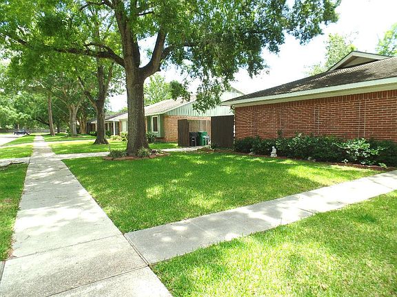 Quiet cul-de-sac street, with sidewalks.