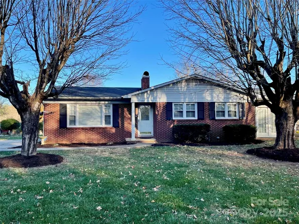122 Eastview St, Hudson, NC 28638