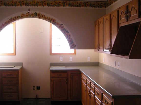 Kitchen / fridge goes on R