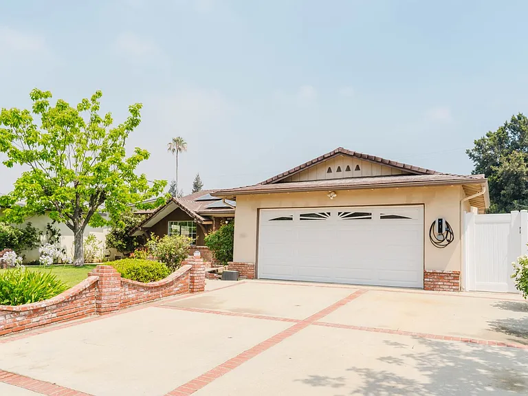 22515 Haynes St — Photo 3
