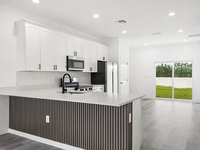 716 Desmoines Dr — Photo 17