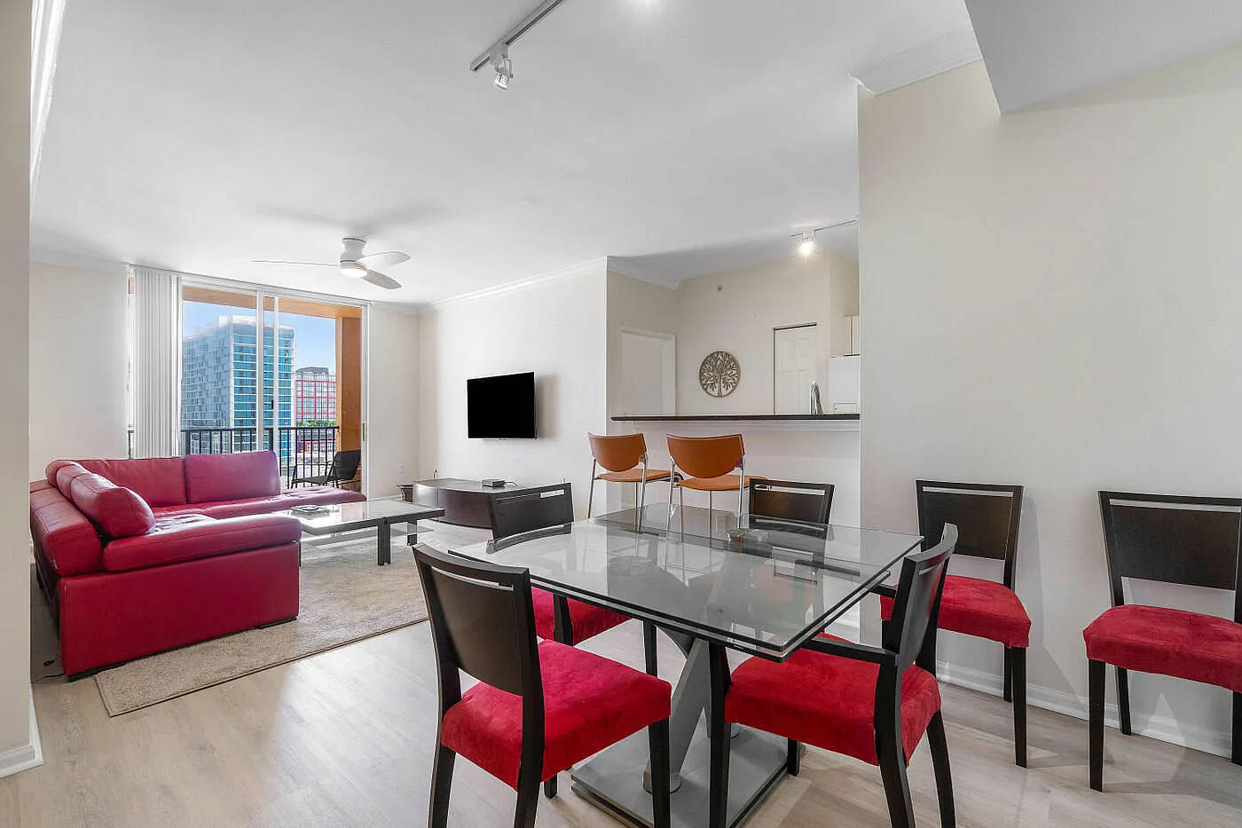 2 bed, 2.0 bath, 1025 sqft, $3,900 — Photo 2