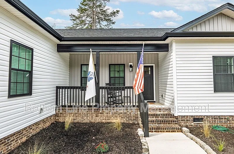 3 bed, 2.0 bath, 1435 sqft, $2,300 — Photo 2