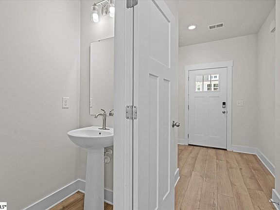 5th image of 107 Cobden Ct