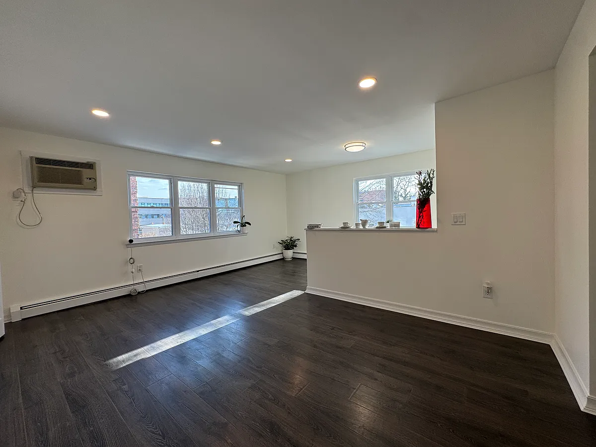 Building Photo - 232 Lawton Ave #8