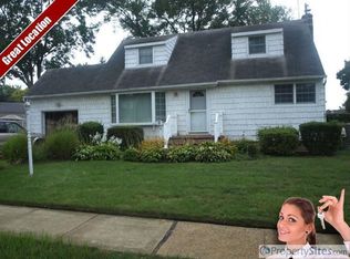 10 Maple Ln, Massapequa Park, NY 11762