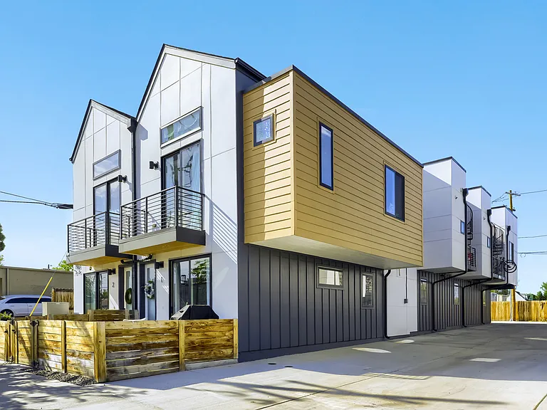 1923 W Elk Pl #2 — Photo 5
