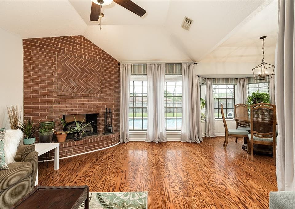 1st image of 111 Scarlet Oak St