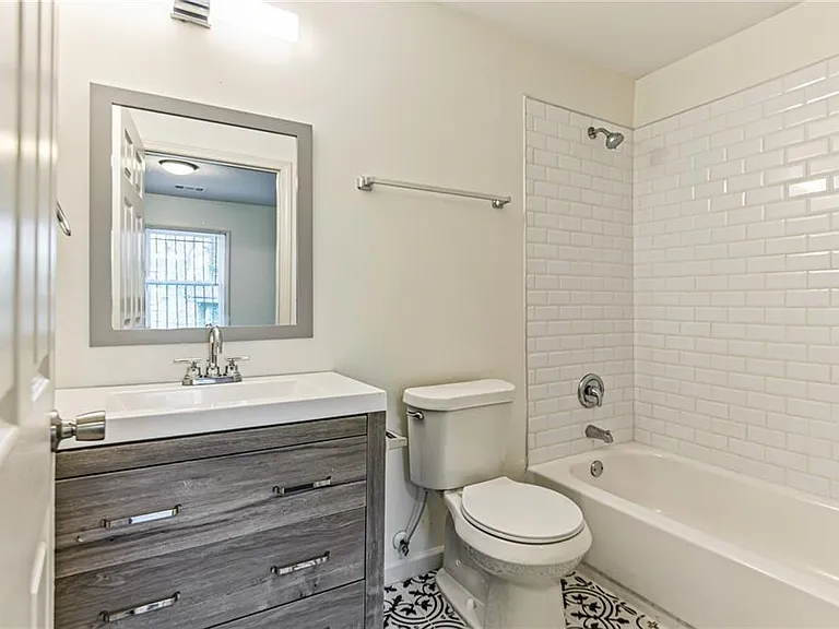 937 Lawton St SW — Photo 24