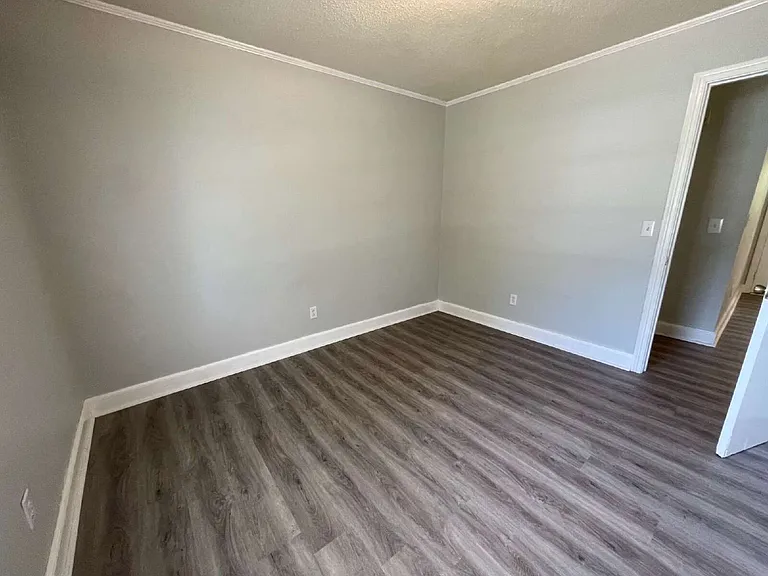 204 E James St — Photo 15