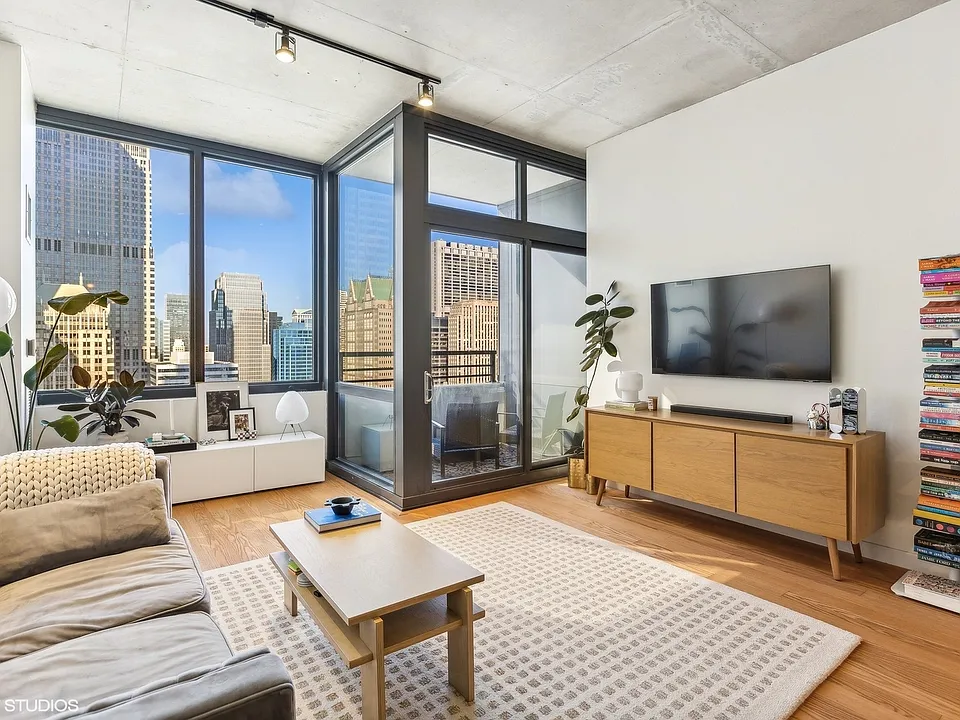 235 W Van Buren St #4219