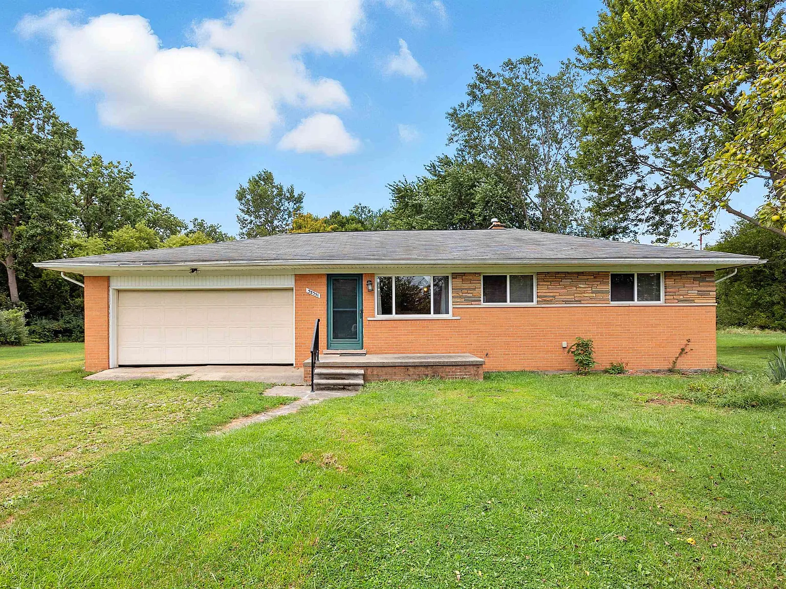 3 bed, 1.0 bath, 1008 sqft, $2,150 — Photo 1