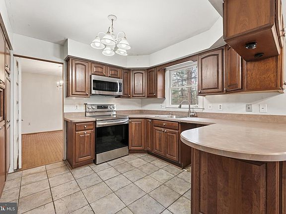 5th image of 9 Norris Run Ct