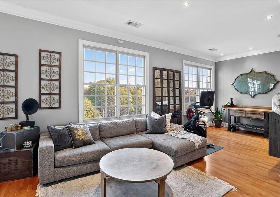 1st image of 1055 Piedmont Ave NE Unit 406