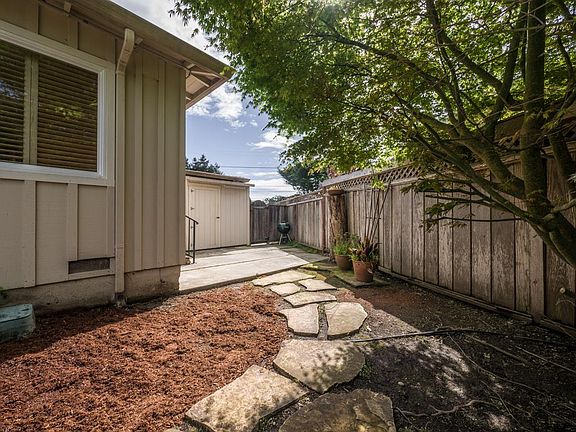 5th image of 328 Martin Dr