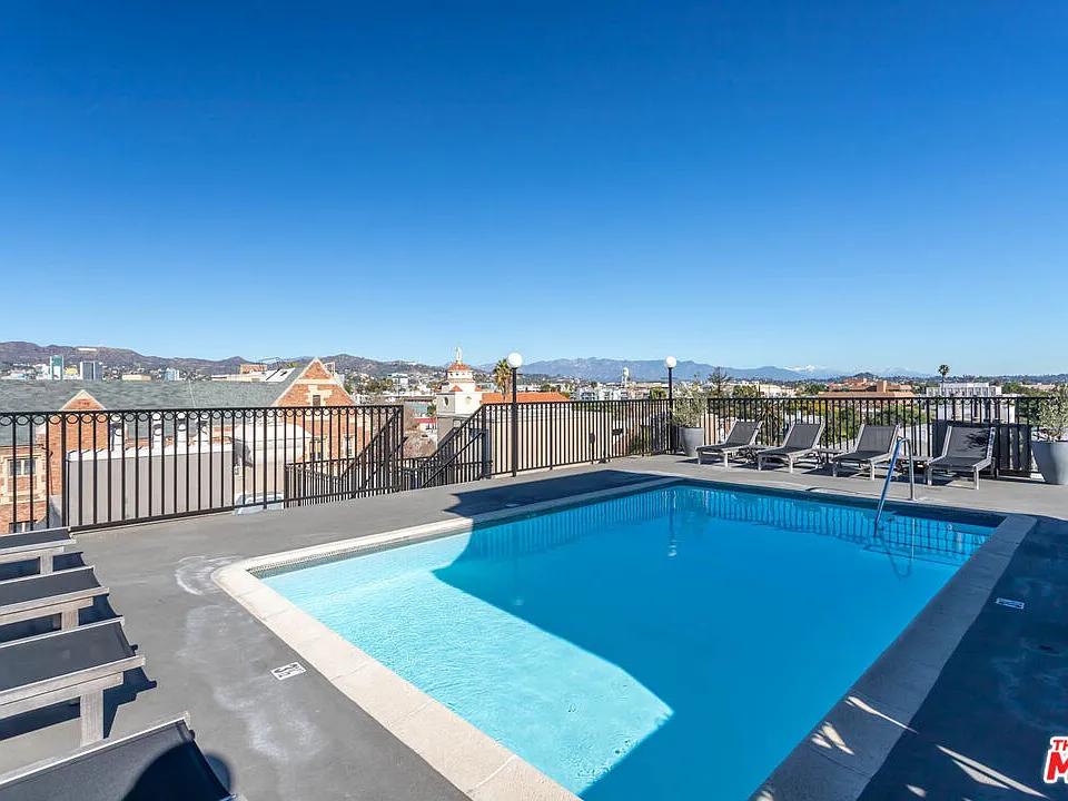 585 N Rossmore Ave #206