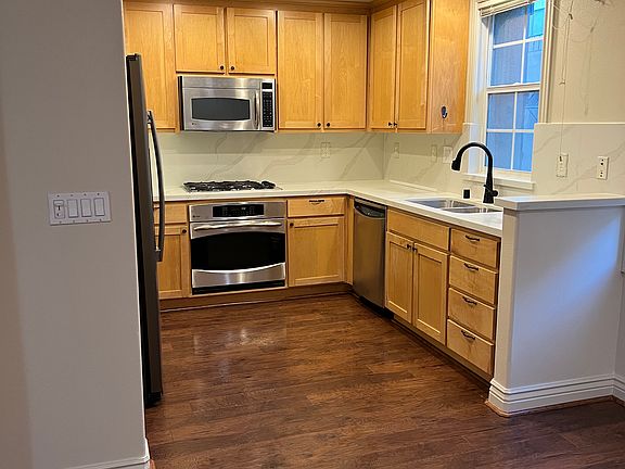 Kitchen with brandy new quartz countertop